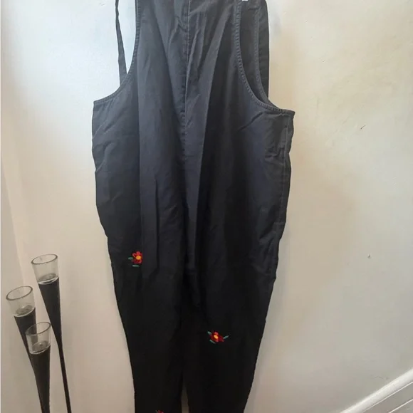 Lucy and Yak size 16 black dungarees w/red embroidered flowers - Picture 3 of 6